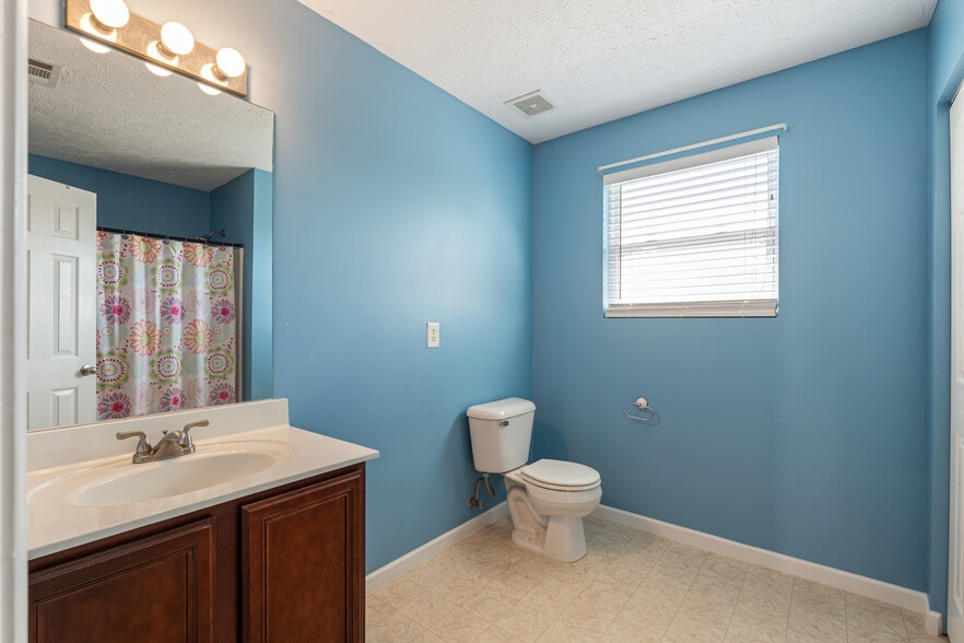 Full Bathroom upstairs - 3636 Blaze Dr