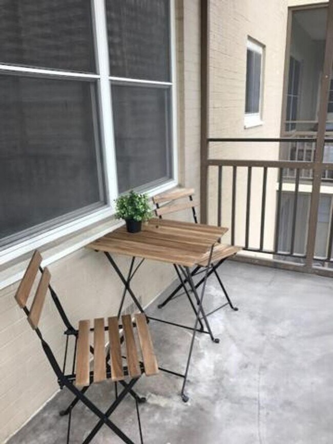 Building Photo - Furnished Move-In Ready Downtown 1br/1ba Apartment on the 5th floor with a Balcony