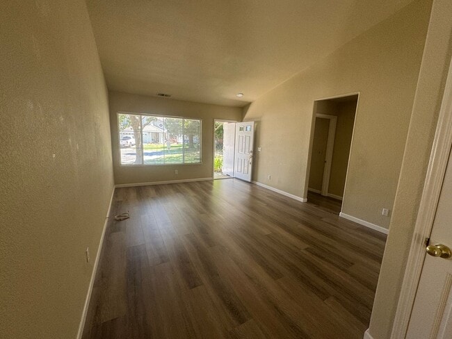 Building Photo - 3 bed / 2 Bath | West Roseville Home Avail...