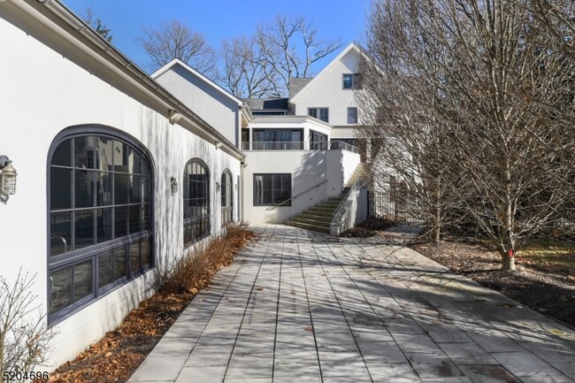 Building Photo - 60 Fernwood Rd
