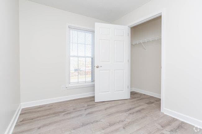 Building Photo - 2400 Woodhill Dr