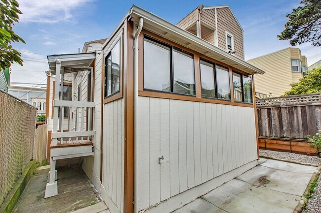 Building Photo - Updated 2 Bedroom Home with Garage in Lowe...