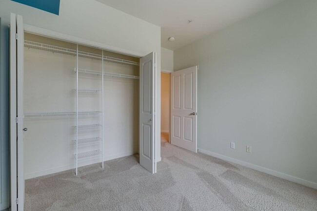 Building Photo - Spacious 2 bedroom Condo in Downtown Redmond