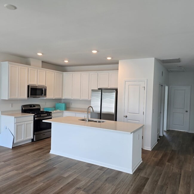 Building Photo - 249 Kingsport Dr