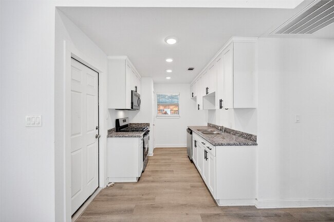 Building Photo - 13815 Bay Gardens Dr