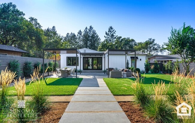 Building Photo - 3 Bedroom Exquisitely Furnished Home