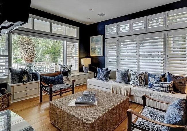 Building Photo - Spectacular Furnished Harbourfront Home in...