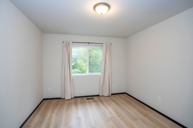 Building Photo - Charming 3BR/2.5BA in Desirable Gig Harbor...