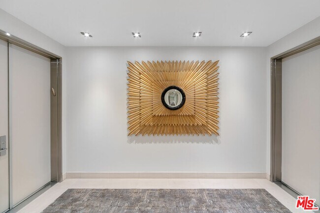 Building Photo - 443 N Palm Dr