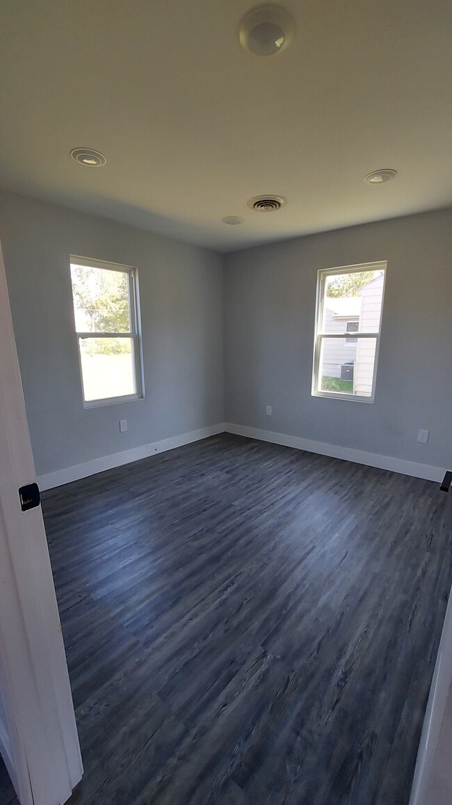 Building Photo - 1029 Emmons St