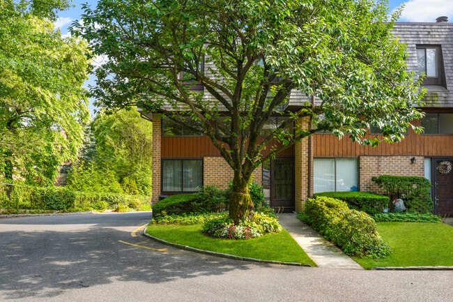Building Photo - 25 The Hamlet