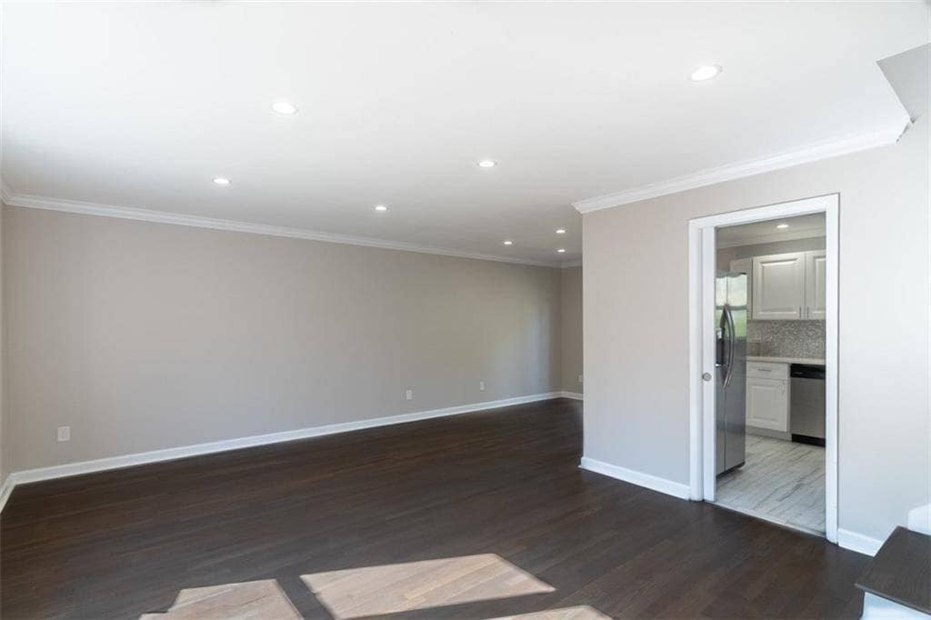 Building Photo - Room in House on Trafalgar Way