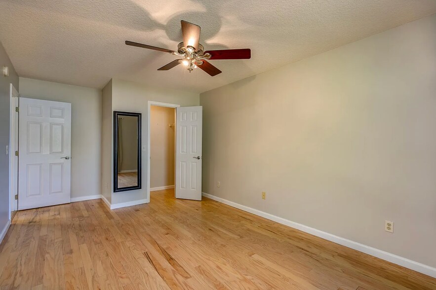 Large, 2nd bedroom - 4430 Autumn River Rd E