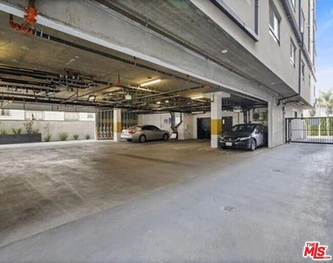 Building Photo - 846 S Mariposa Ave