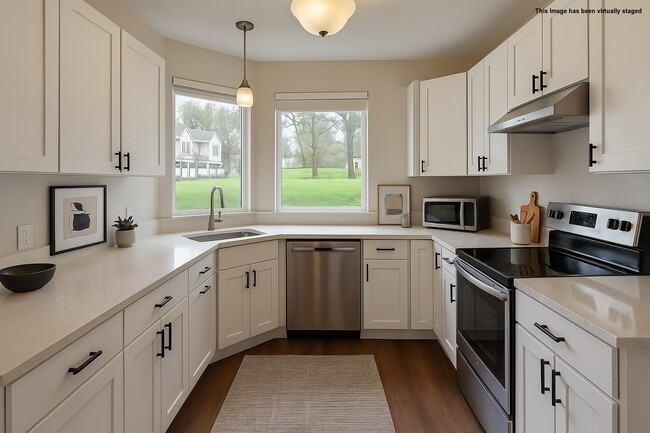 Kitchen with Stainless Steel Appliances - 5300 Harbour Pointe Blvd