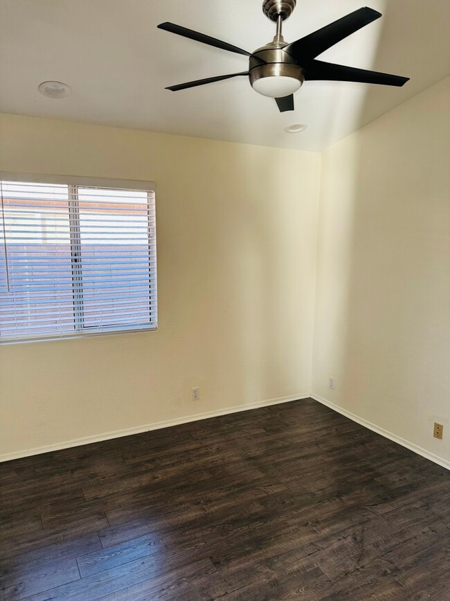 Building Photo - 3211 E Menadota Dr