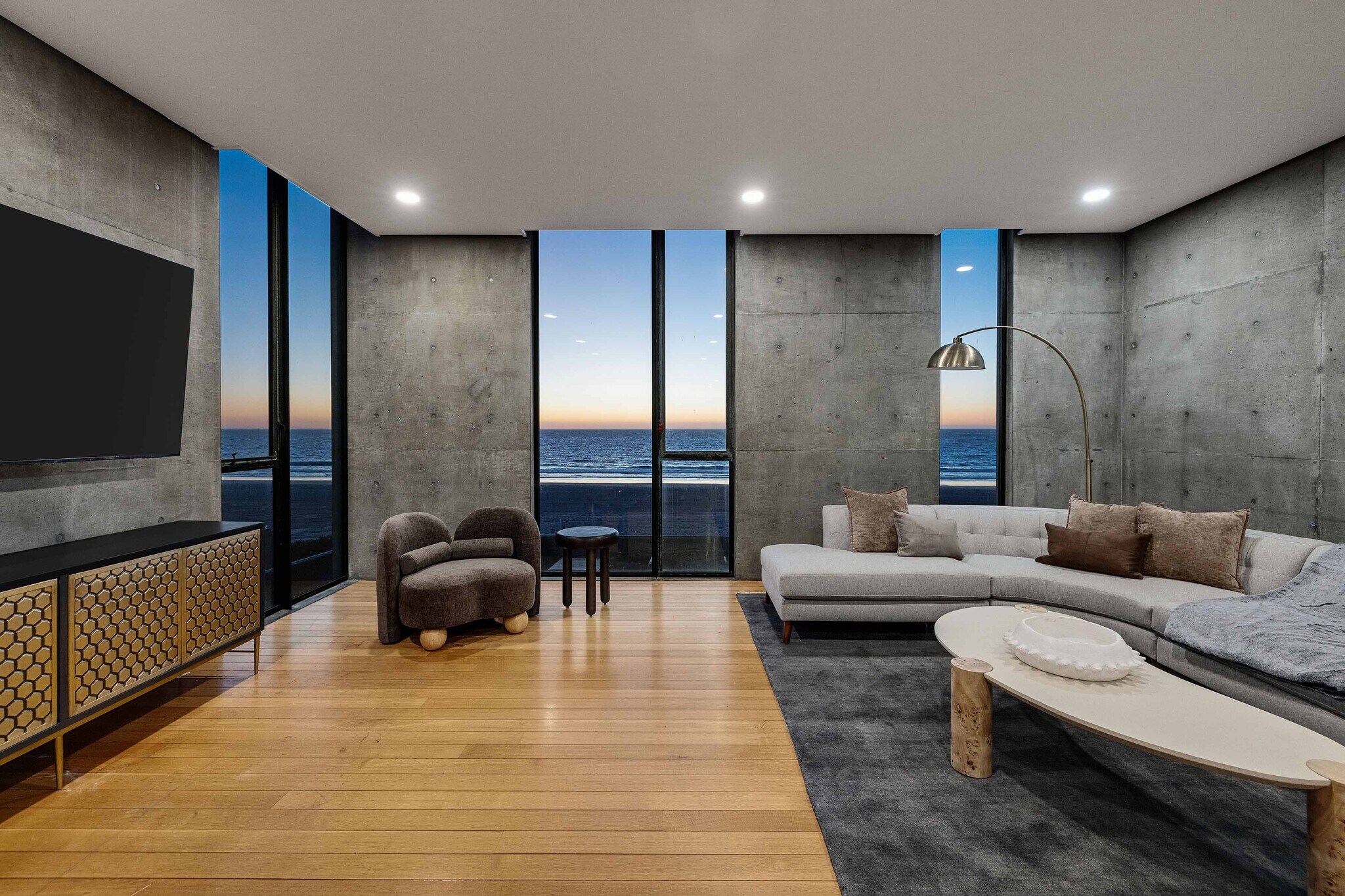 Building Photo - 1812 The Strand