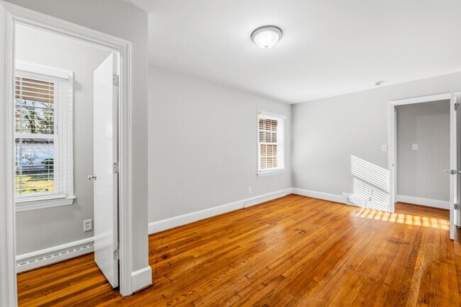 Building Photo - NW - Large Brick Ranch, Updated, Hardwoods, LR, DR, Den, Two Decorative Fire Places, Fenced, Stor...