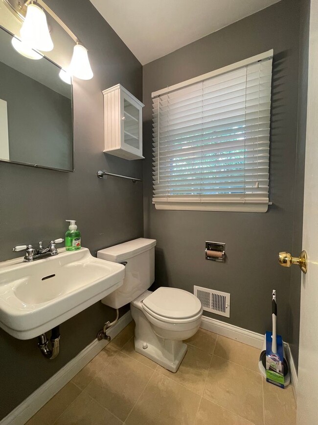 Building Photo - Three Bedroom Home in Kalamazoo