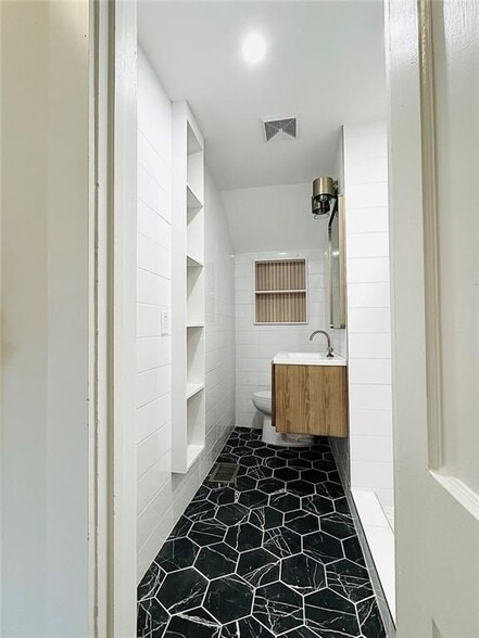 Building Photo - 38 Delmont Dr NE