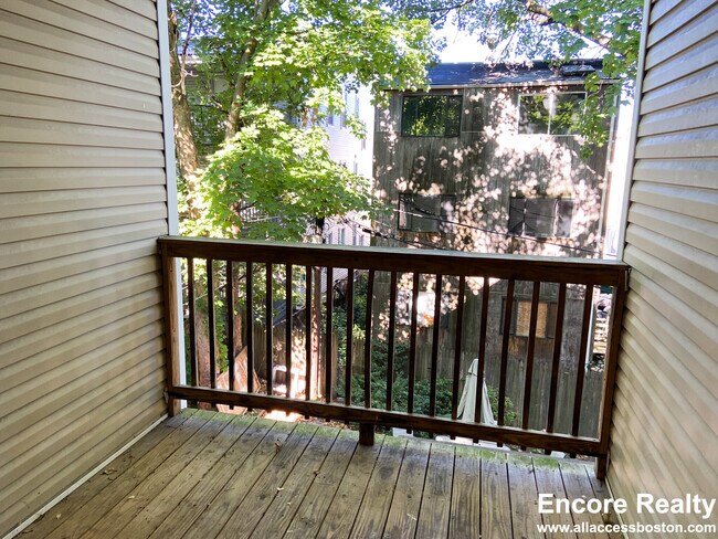 Building Photo - 13 Sachem St