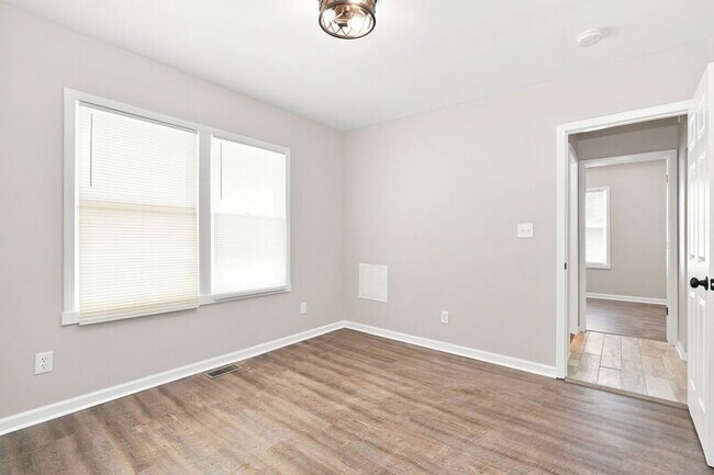 Building Photo - 846-848 Reinhard Ave