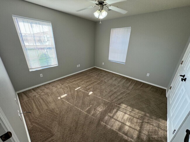 Building Photo - Updated 1 bedroom 2 bathroom apartment on ...