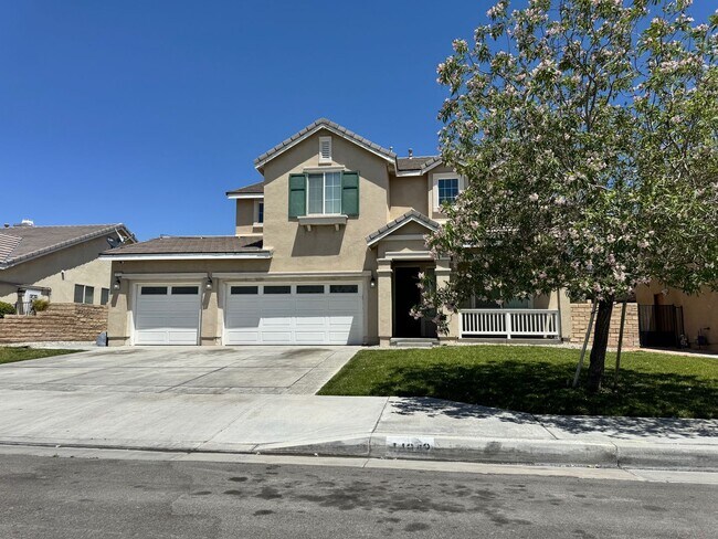 Building Photo - Gorgeous Westside 5 + 3 With Solar - $3700