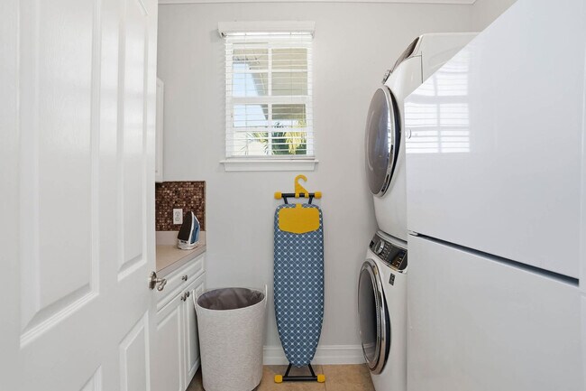 Building Photo - 3011 Pine Tree Dr