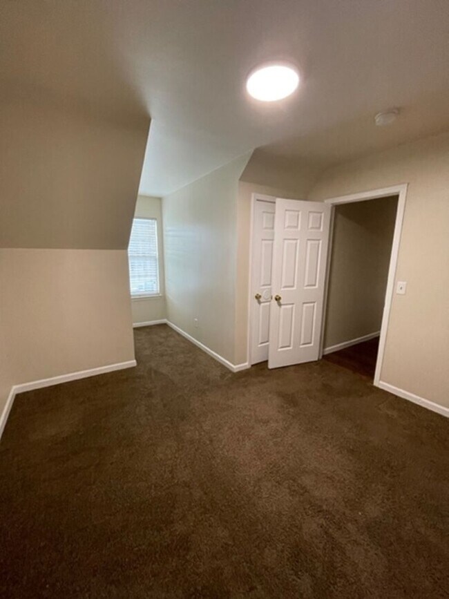 Building Photo - Must see this 4 bedroom 2.5 bath townhouse with 1 car garage .