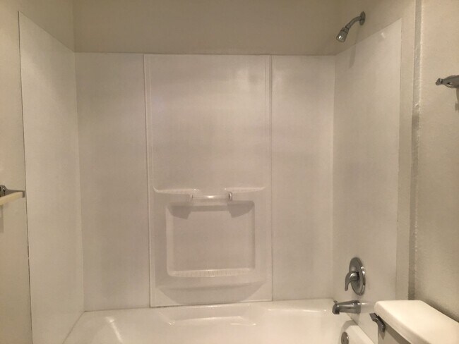 Building Photo - 2 Bedroom Reno Condo in Gated Community...