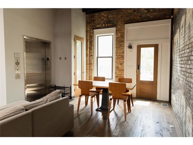 Building Photo - 211 N Washington Ave