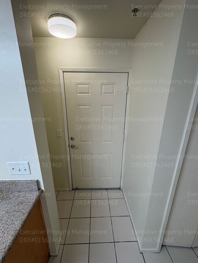 Building Photo - 2 bedroom 1.5 bathroom townhome located in a gated community near Hosking Ave/ S. Union Ave