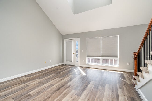 Building Photo - 360 S Elm St