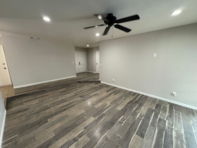 Building Photo - SW Visalia Home with Pool Available Now!