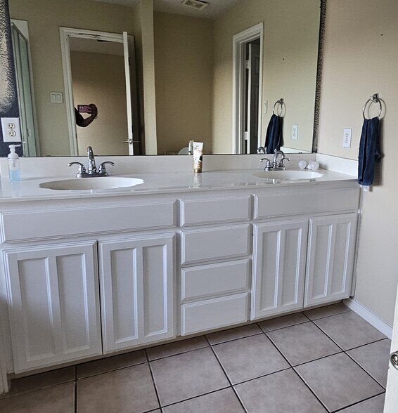 Building Photo - 8409 Romanway Dr