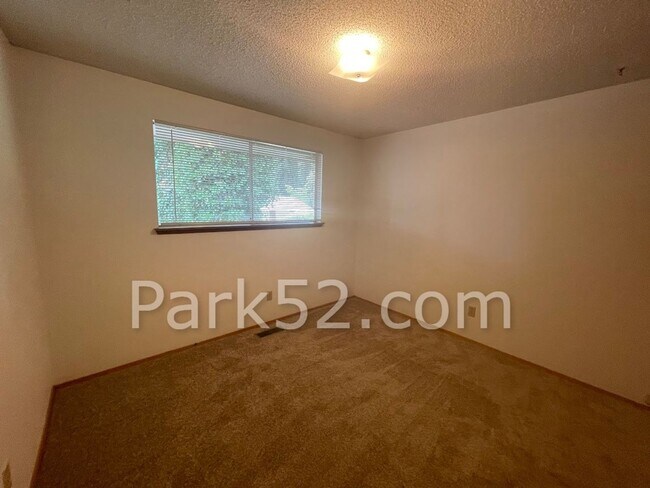Building Photo - 2 Bedroom 1 Bathroom Puyallup Area Duplex