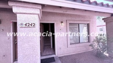 Building Photo - Gated 2 bed 2.5 bath