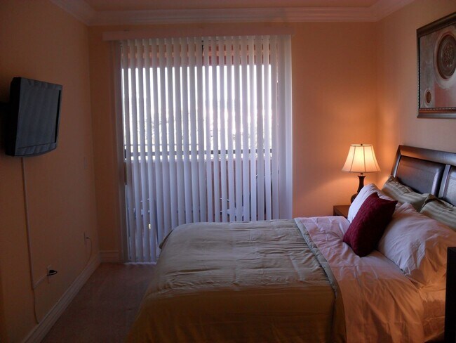 Building Photo - Meridian Upgraded Top Floor 1 Bed | 1 Bath Unit (Vinyl Flooring in Bedroom Area)