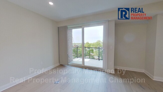 Building Photo - Luxury Condo with Water Views in Heart of Wilmington