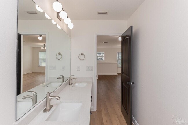 Building Photo - 1005 N A St