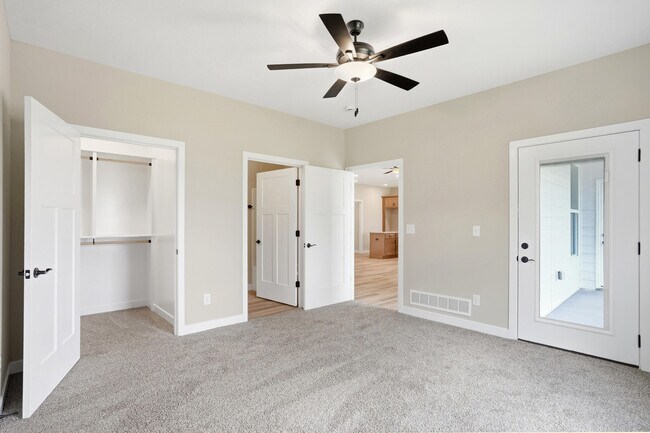 Building Photo - 1048 Stonehaven Dr