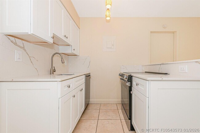 Building Photo - 2581 NE 11th Ct