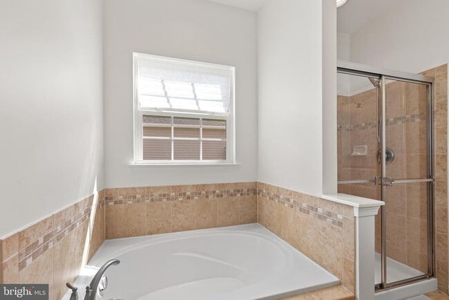 Building Photo - 29726 Vincent Village Dr