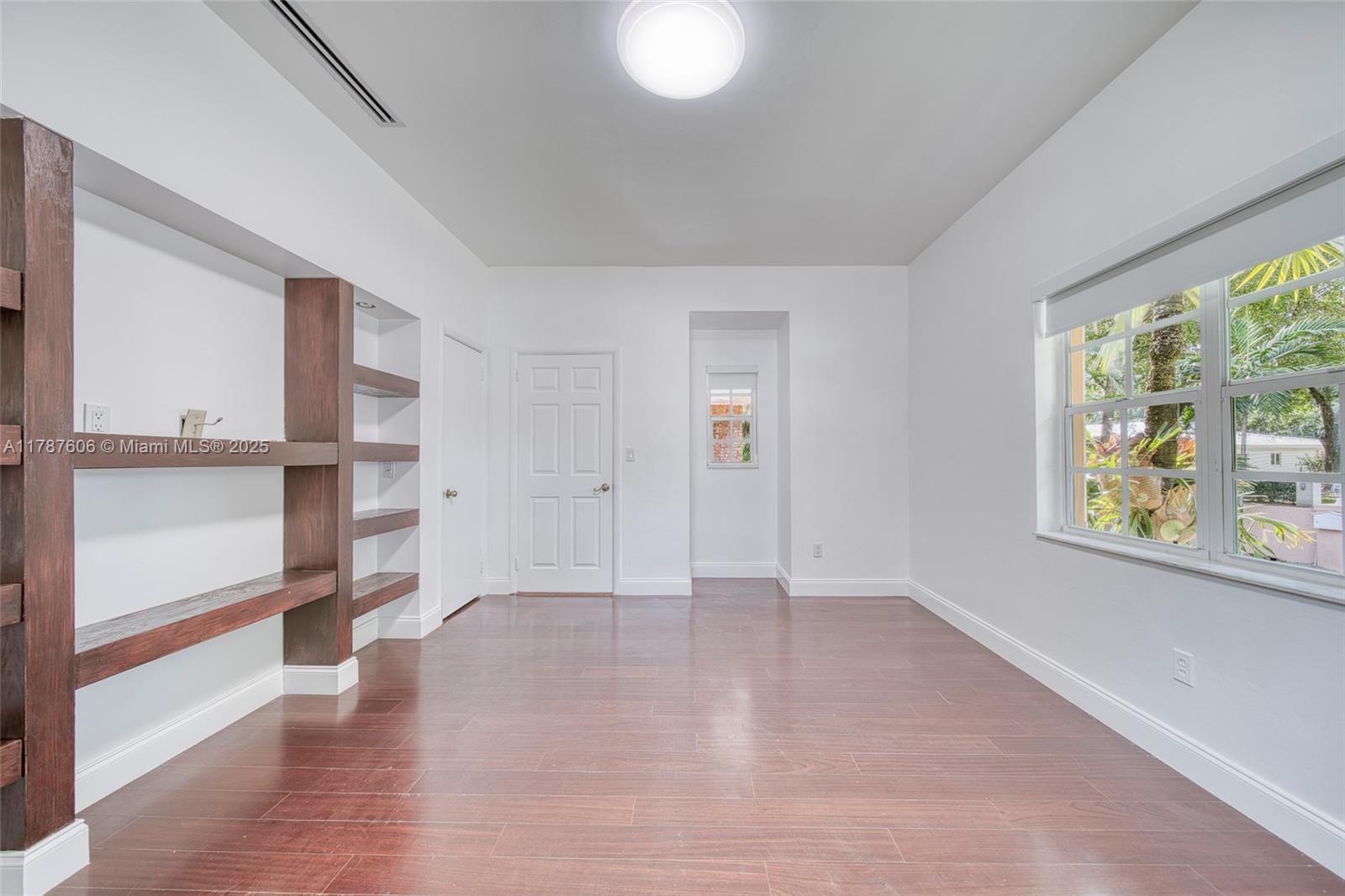 Building Photo - 645 Altara Ave