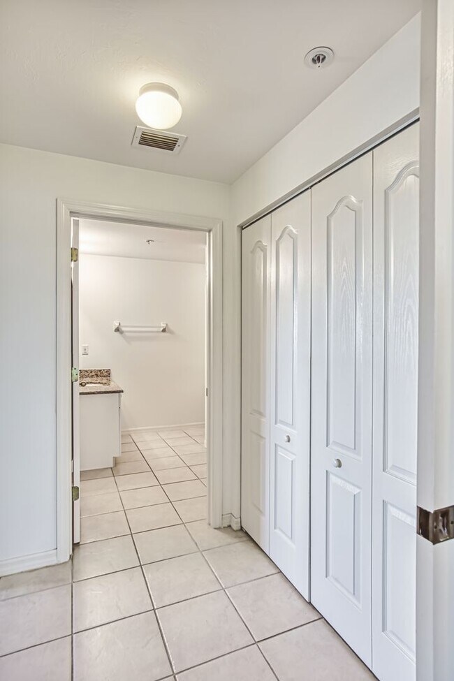 Building Photo - 3 bedroom 2.5 bathroom furnished condo