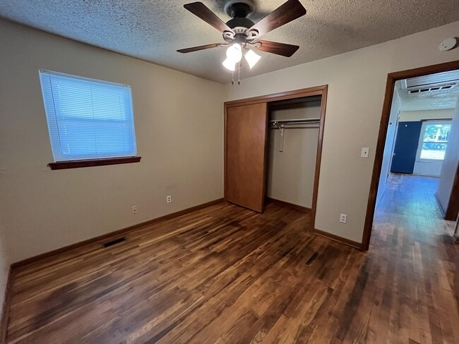 Building Photo - 1001 E 5th Ave