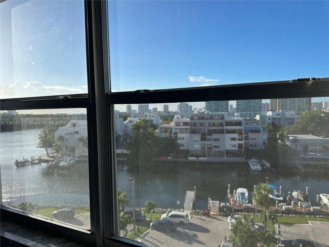 Building Photo - 400 Kings Point Dr