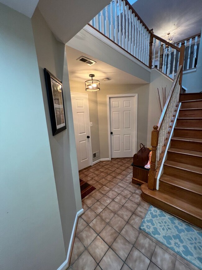 Building Photo - Stunning 2 bedroom and 3 Bathroom Townhome Style Condo / w Pool