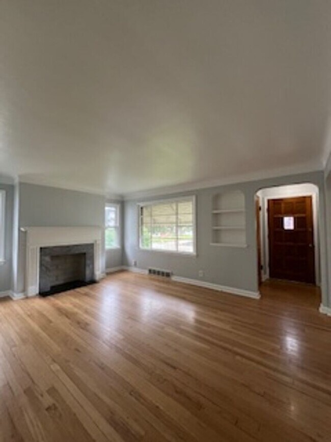 Building Photo - 871 E 232 St